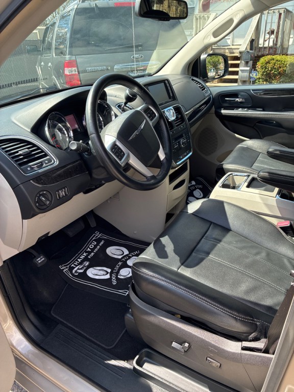 2013 Chrysler Town & Country Image 3