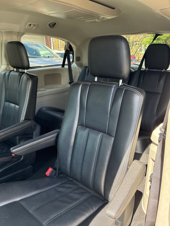 2013 Chrysler Town & Country Image 4