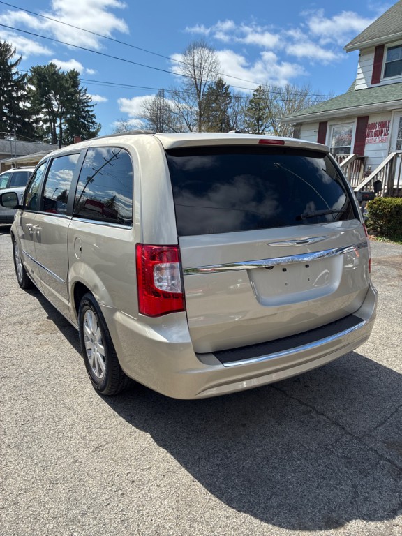 2013 Chrysler Town & Country Image 5