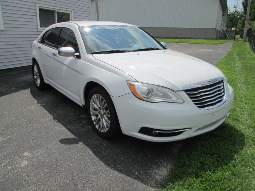 2012 Chrysler 200 Image 2