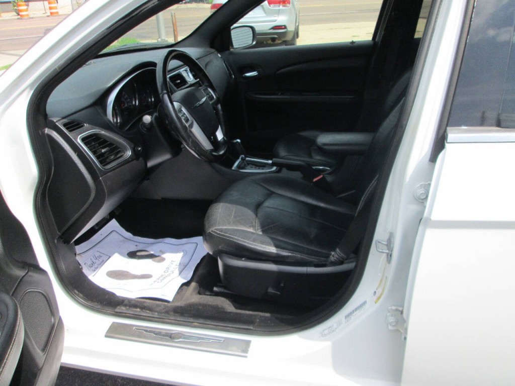2012 Chrysler 200 Image 6