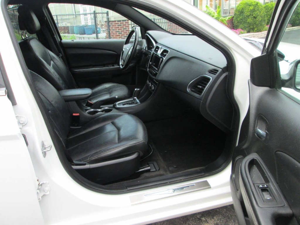 2012 Chrysler 200 Image 7