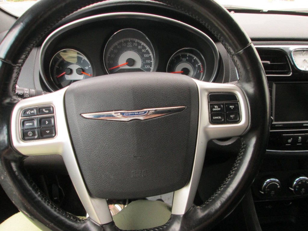 2012 Chrysler 200 Image 9
