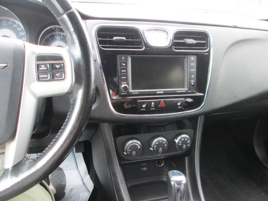 2012 Chrysler 200 Image 10