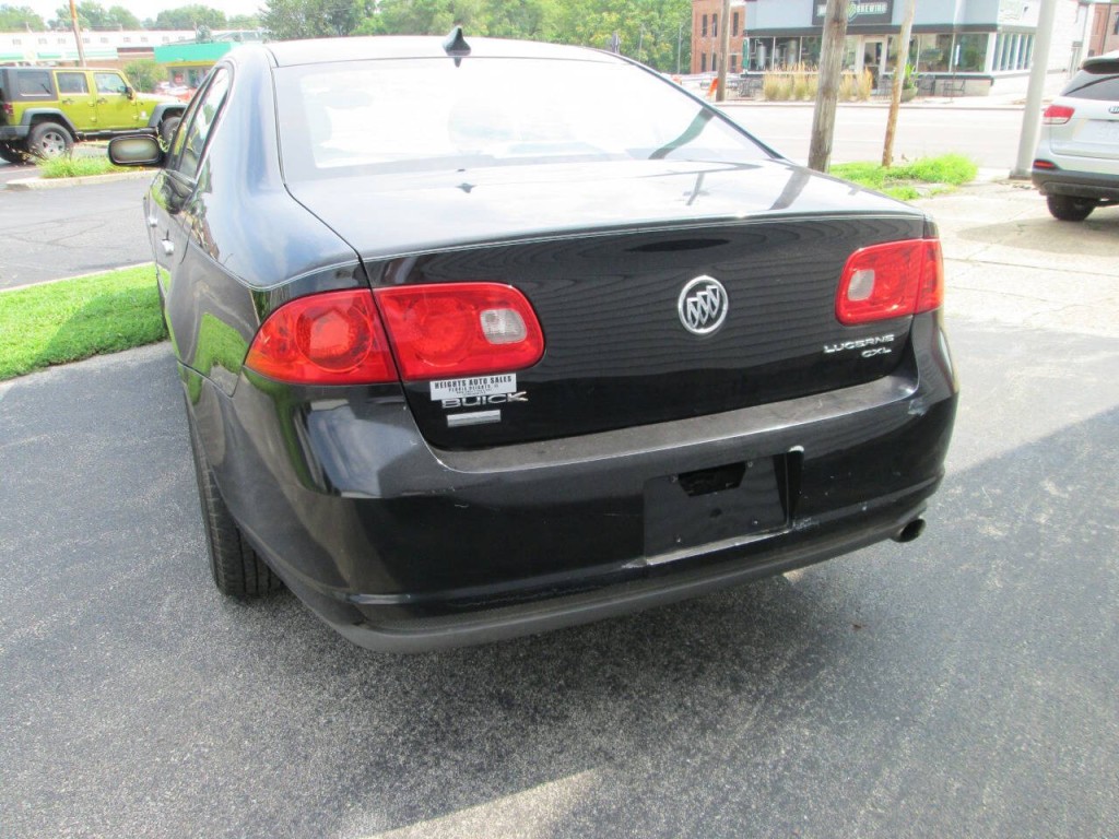 2011 Buick Lucerne Image 2