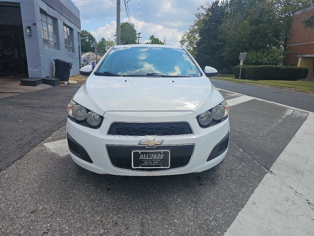 2015 Chevrolet Sonic Image 2