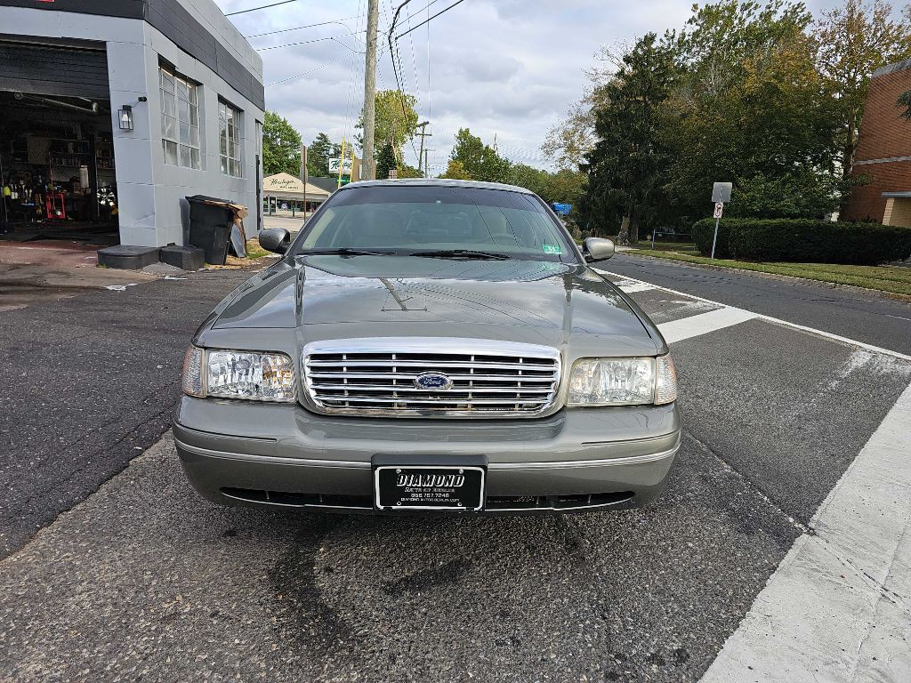 2003 Ford Crown Victoria Image 2