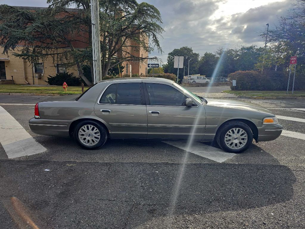 2003 Ford Crown Victoria Image 4