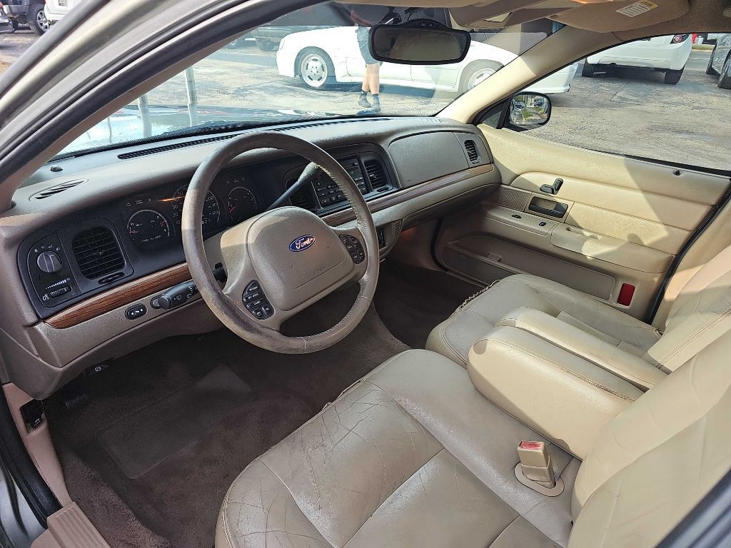 2003 Ford Crown Victoria Image 9