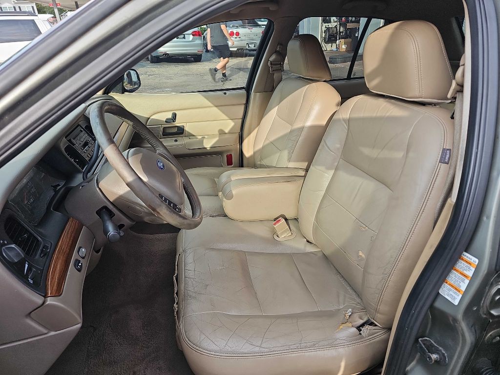 2003 Ford Crown Victoria Image 10