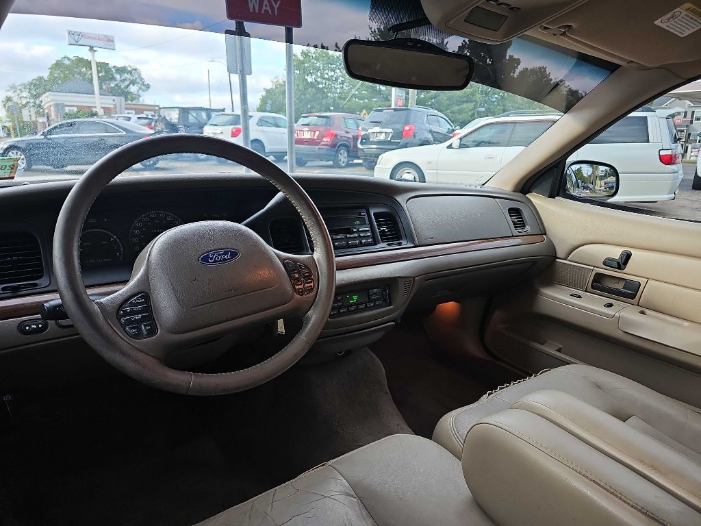 2003 Ford Crown Victoria Image 11