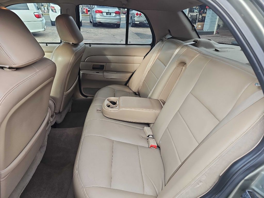 2003 Ford Crown Victoria Image 12