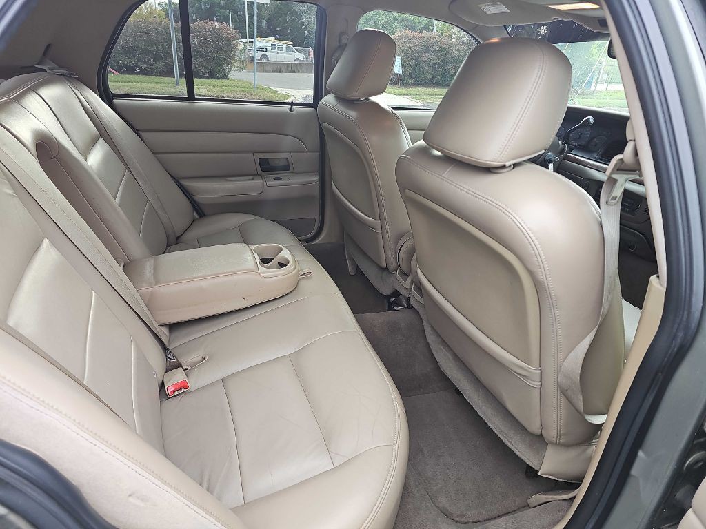 2003 Ford Crown Victoria Image 13