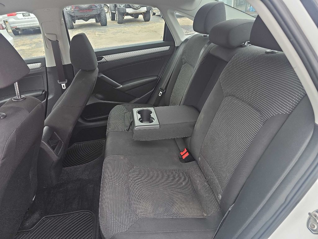 2016 Volkswagen Passat Image 13
