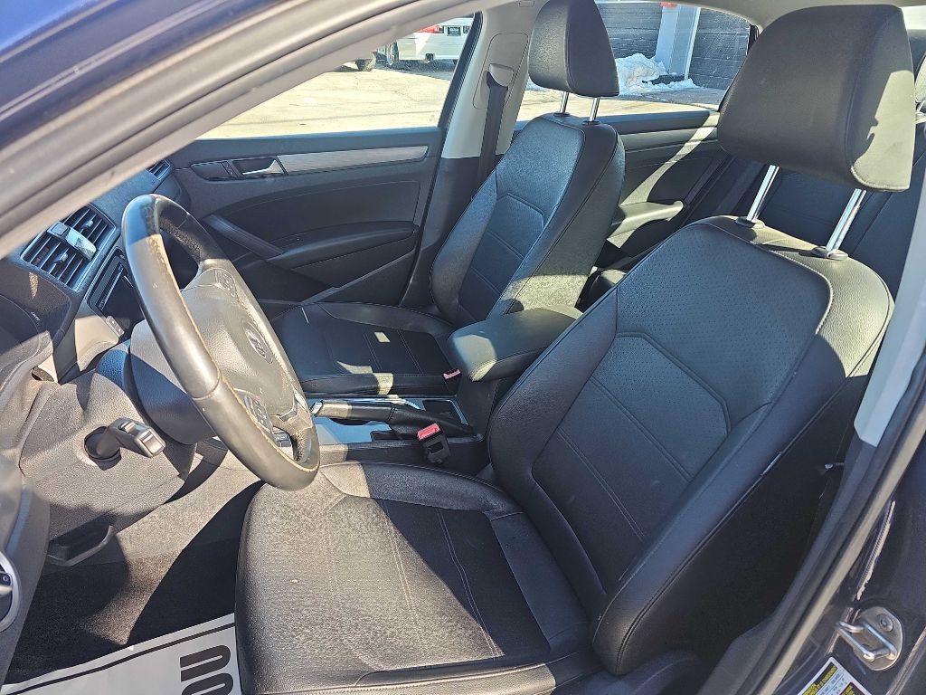 2015 Volkswagen Passat Image 11