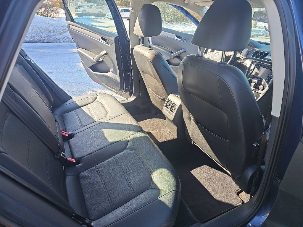 2015 Volkswagen Passat Image 13