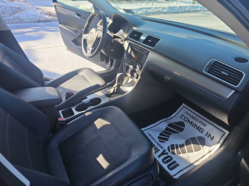 2015 Volkswagen Passat Image 14