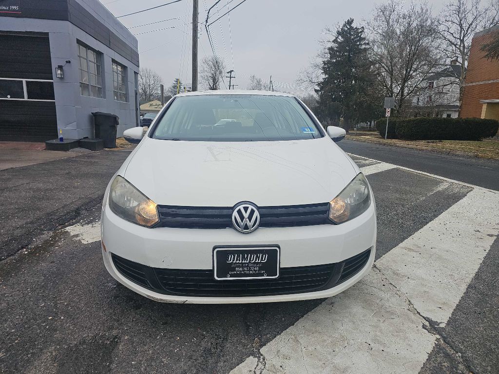 2010 Volkswagen Golf Image 2