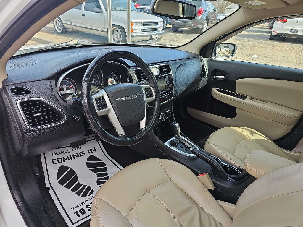 2012 Chrysler 200 Image 9