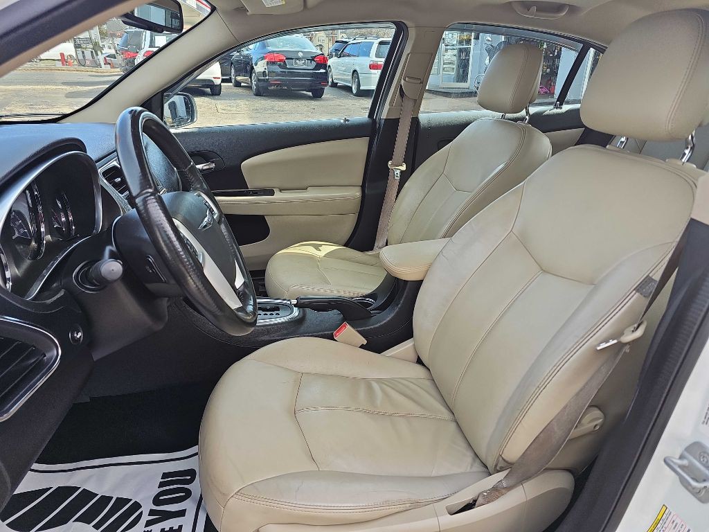 2012 Chrysler 200 Image 10