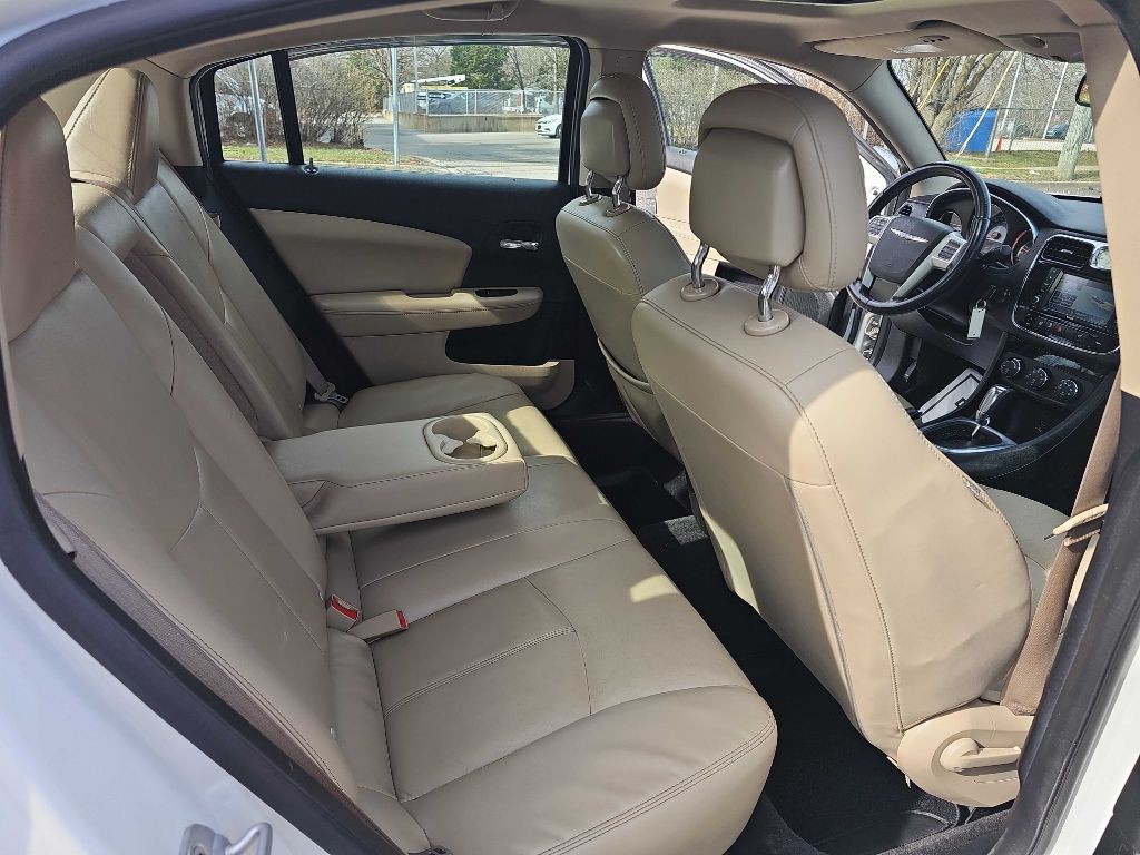 2012 Chrysler 200 Image 13