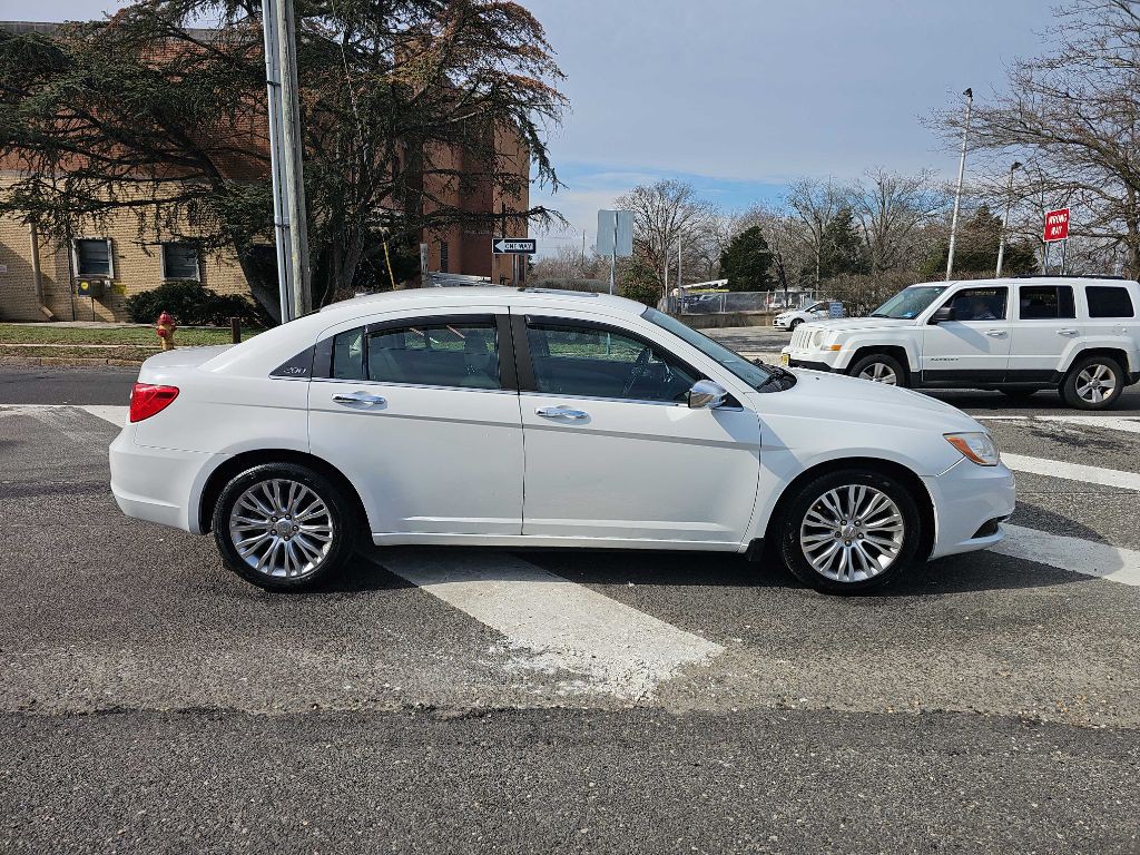 2012 Chrysler 200 Image 4