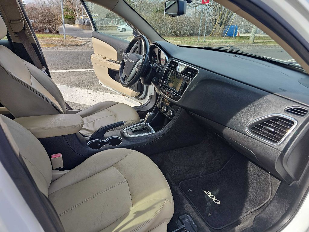 2012 Chrysler 200 Image 14