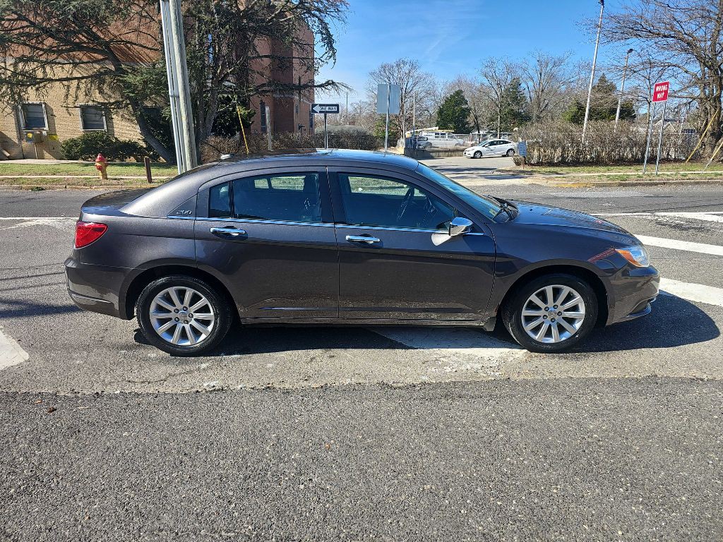 2014 Chrysler 200 Image 4