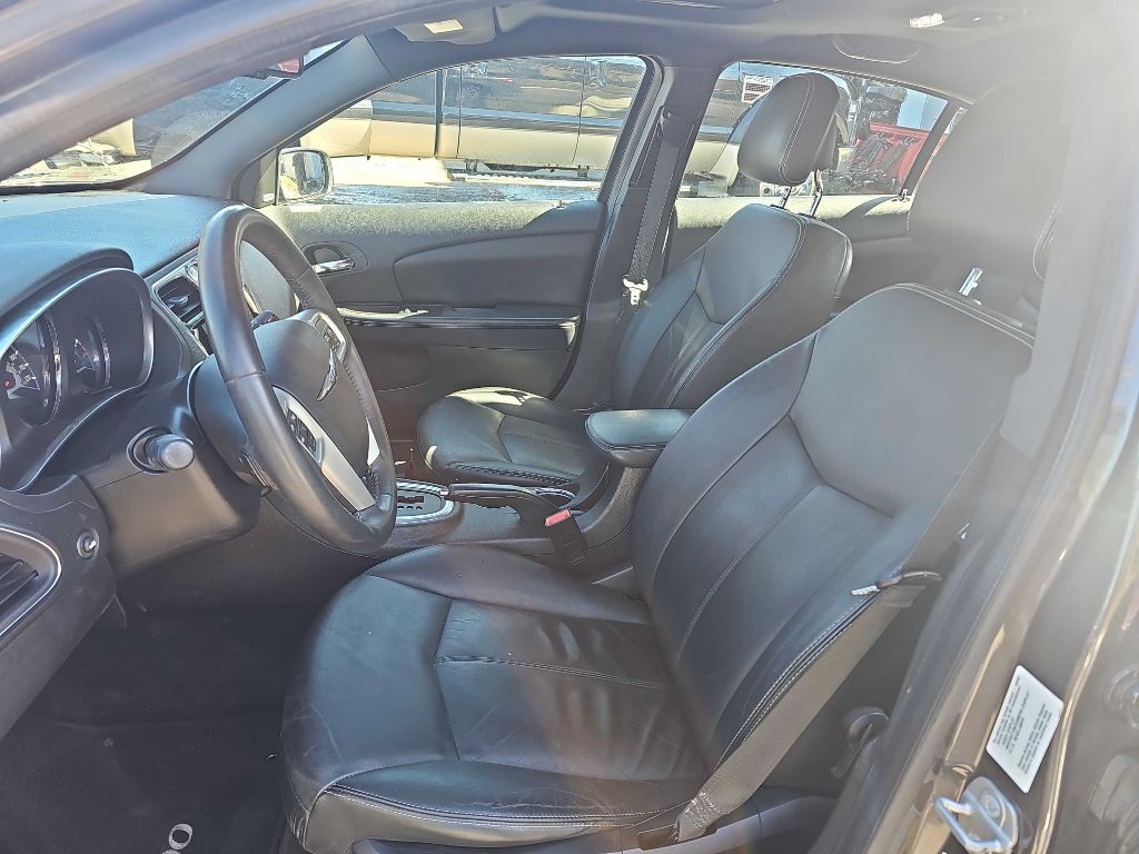 2014 Chrysler 200 Image 9