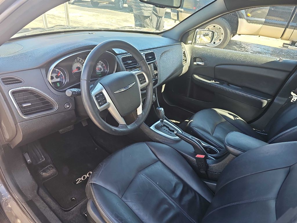 2014 Chrysler 200 Image 10