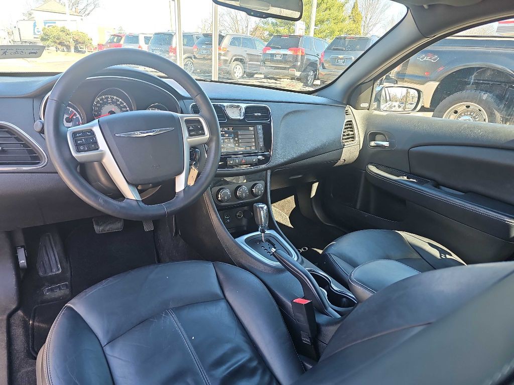 2014 Chrysler 200 Image 11