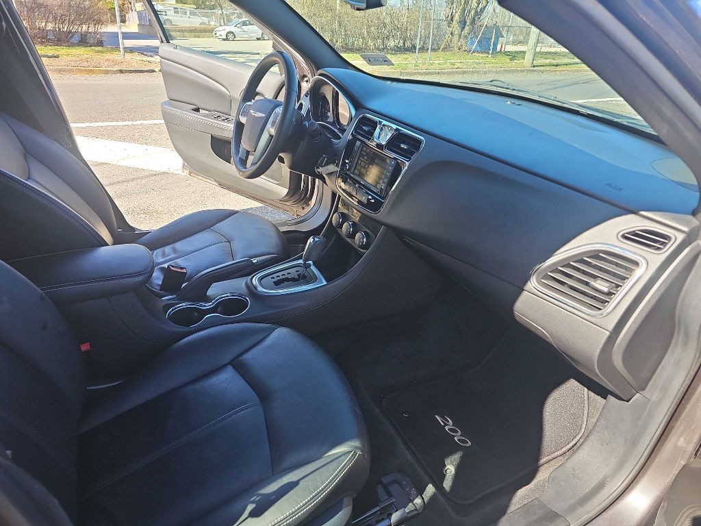 2014 Chrysler 200 Image 14