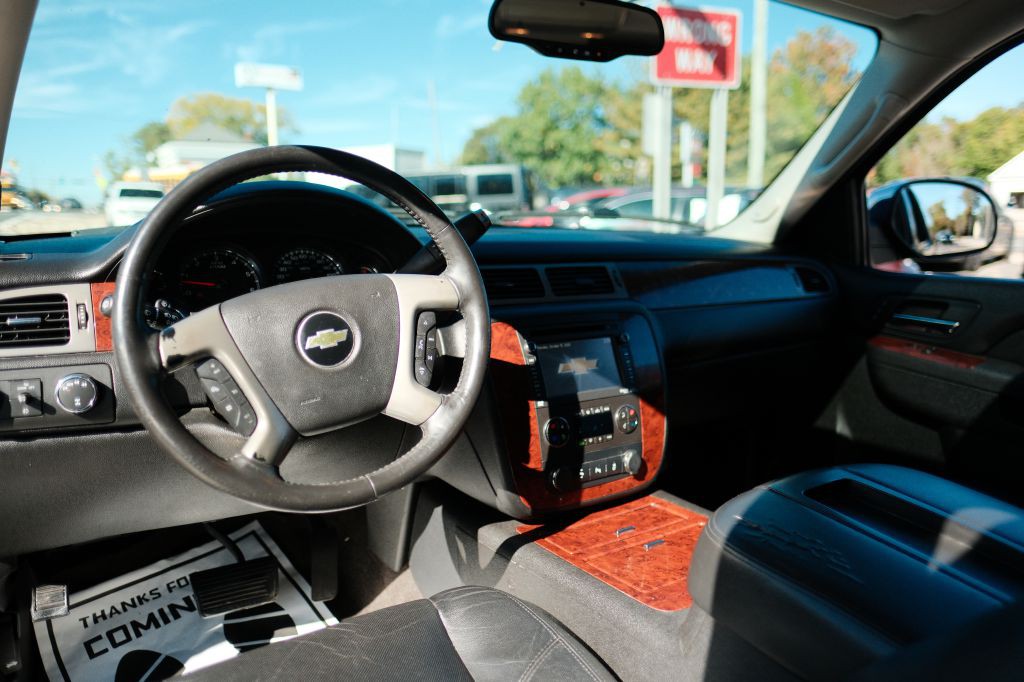 2012 Chevrolet Suburban Image 11