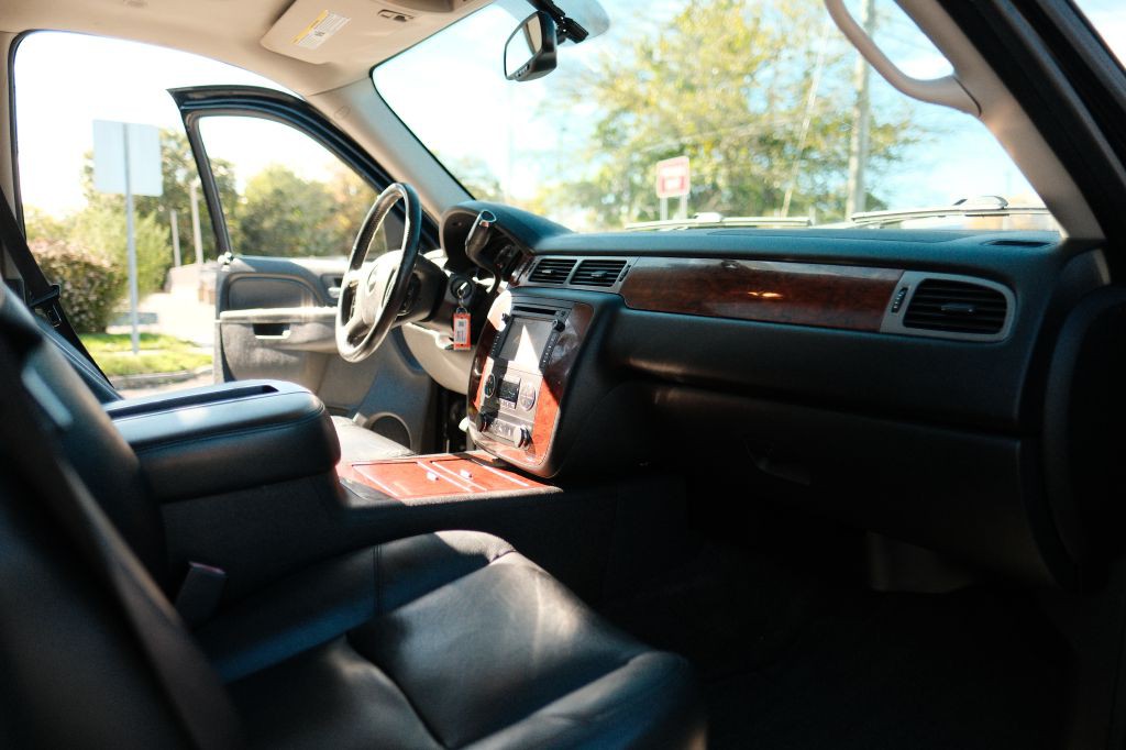 2012 Chevrolet Suburban Image 17