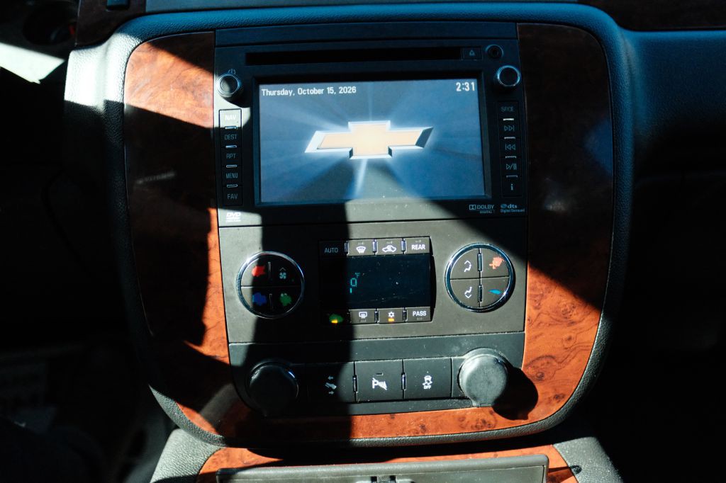 2012 Chevrolet Suburban Image 19