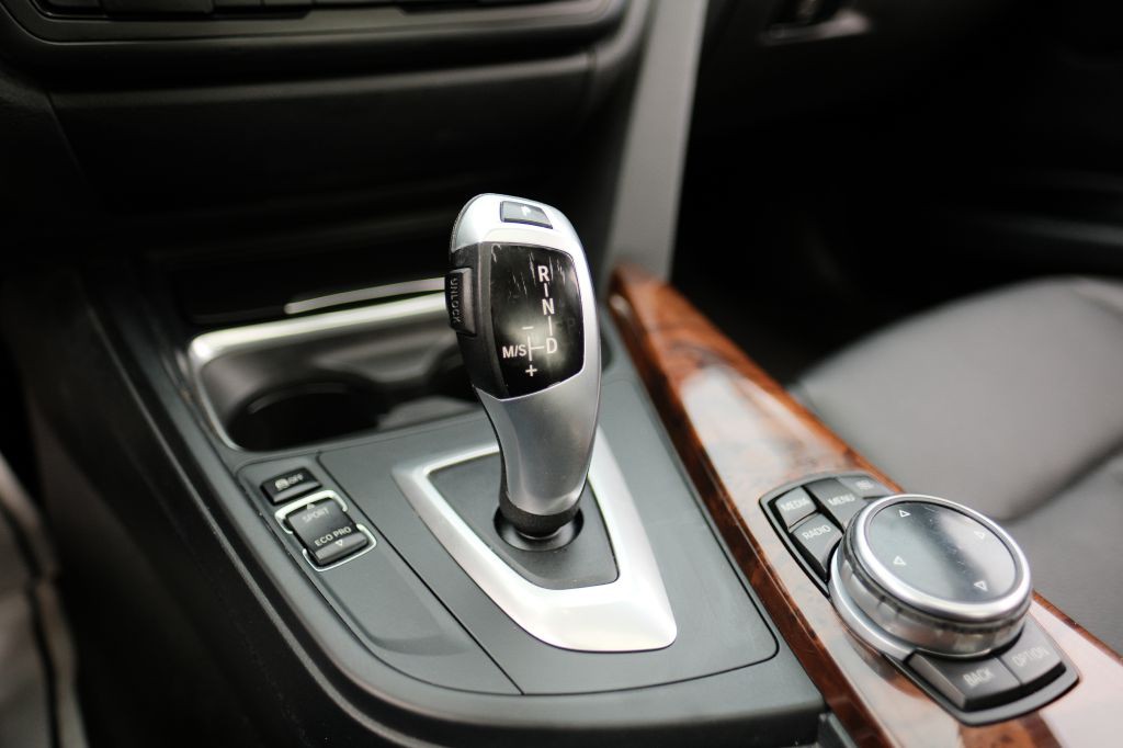 2014 BMW 3 Series Image 17