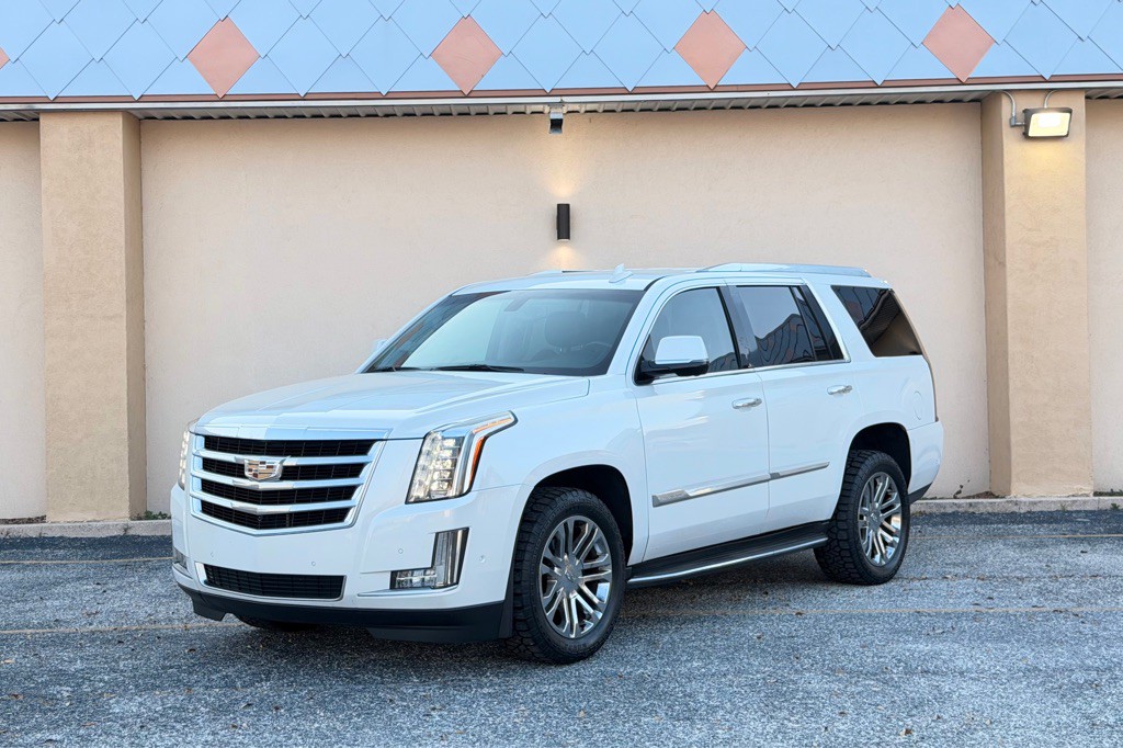 2017 Cadillac Escalade Image 1