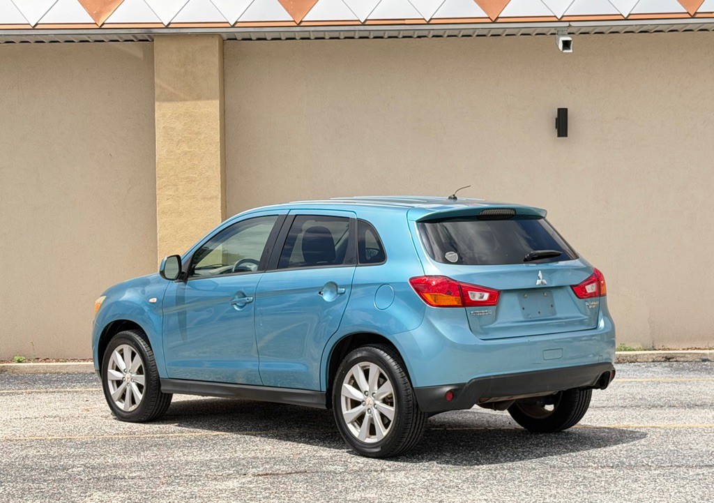 2013 Mitsubishi Outlander Image 2