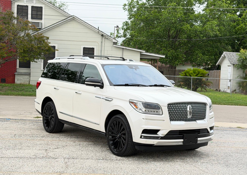 2018 Lincoln Navigator Image 2