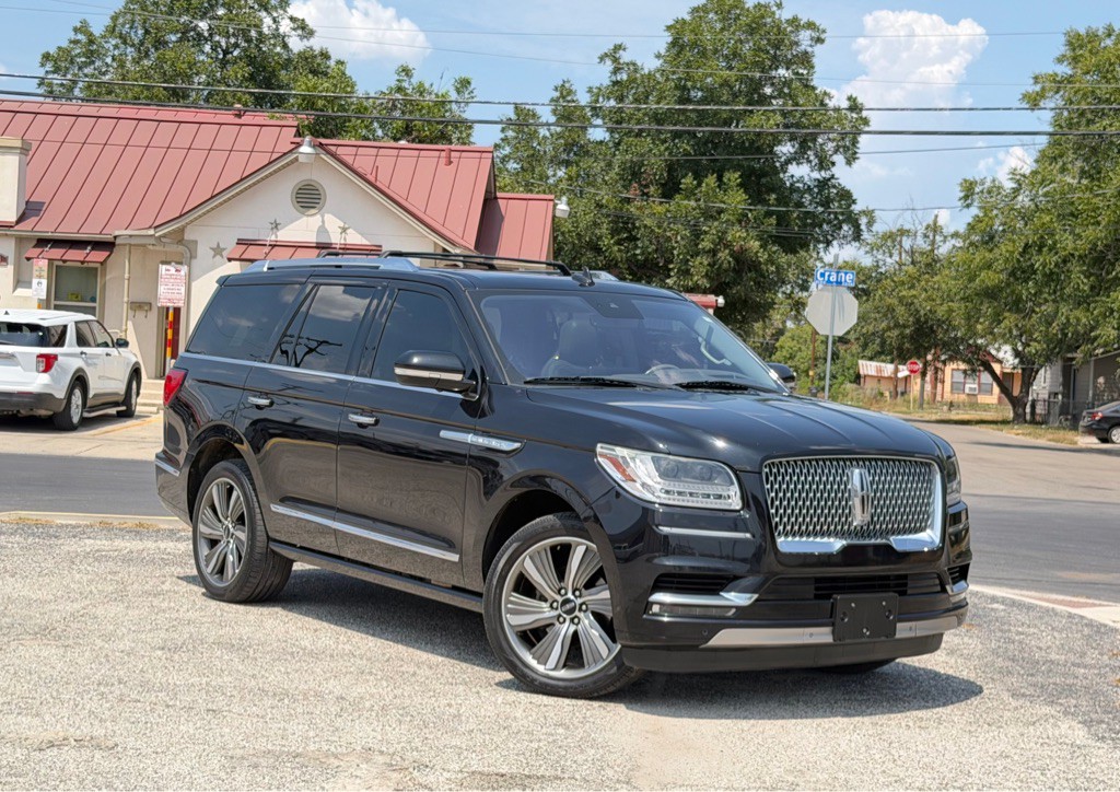 2019 Lincoln Navigator Image 2