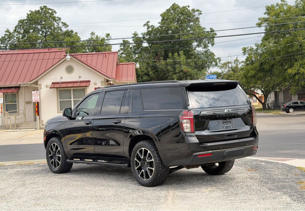 2021 Chevrolet Suburban Image 3