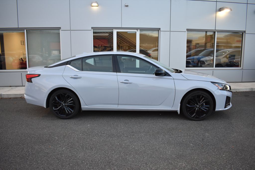 2023 Nissan Altima Image 3