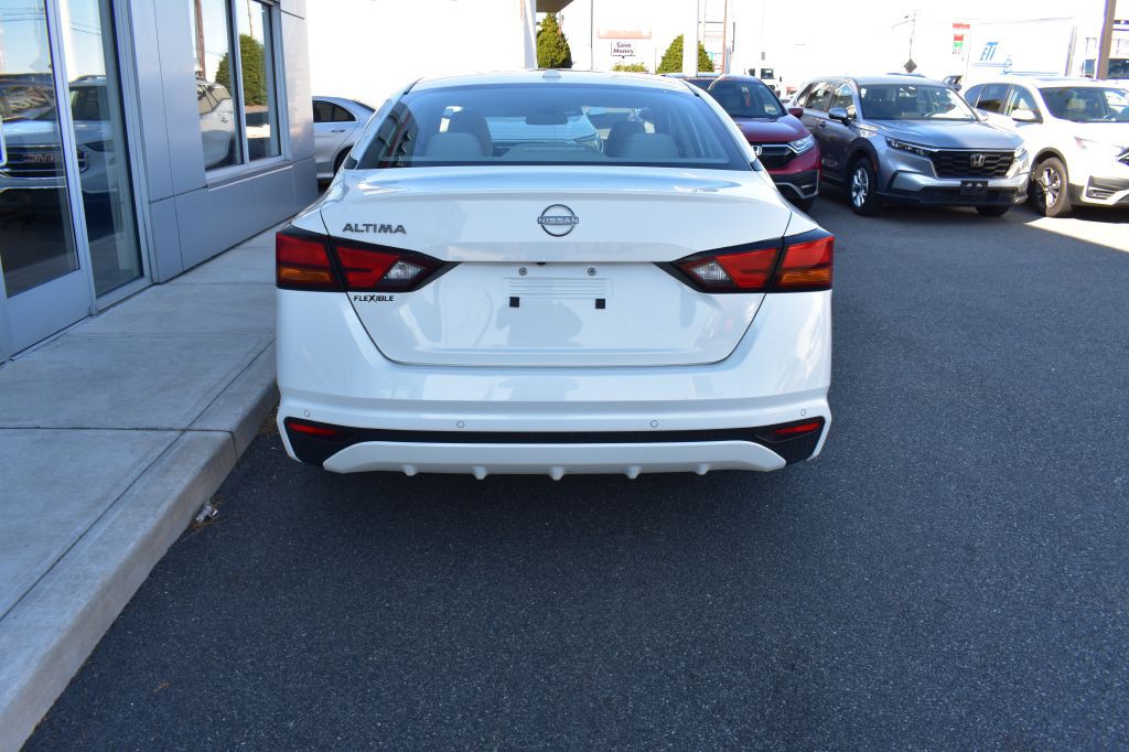 2025 Nissan Altima Image 9