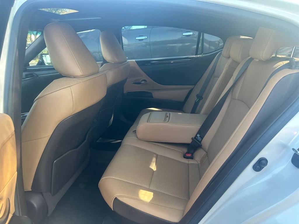 2021 Lexus ES 300 Image 20