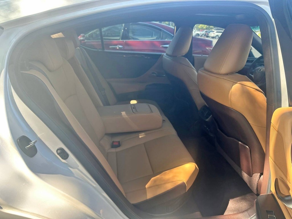 2021 Lexus ES 300 Image 22
