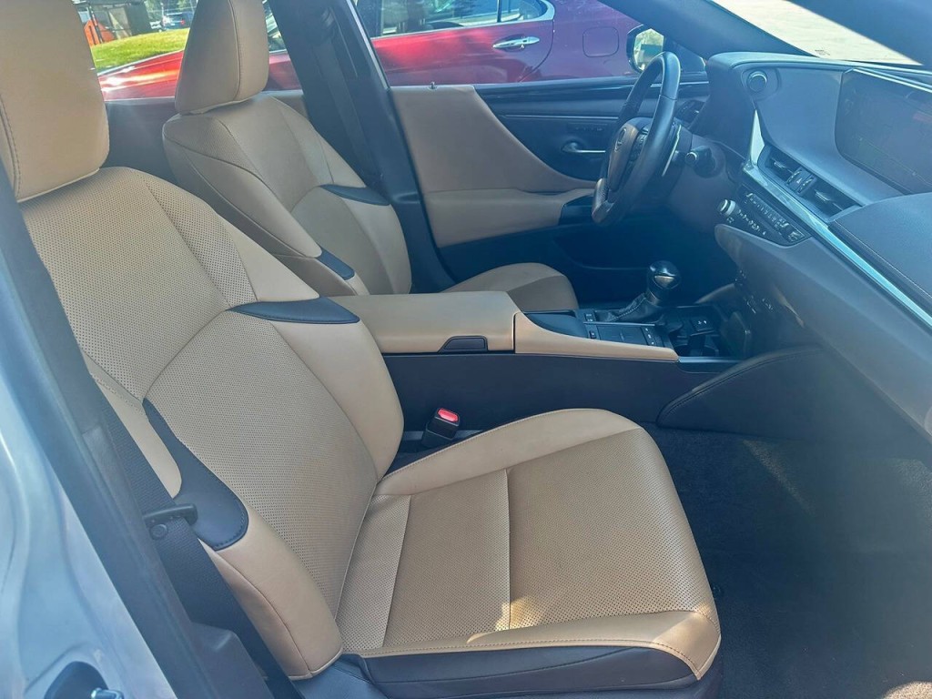 2021 Lexus ES 300 Image 23