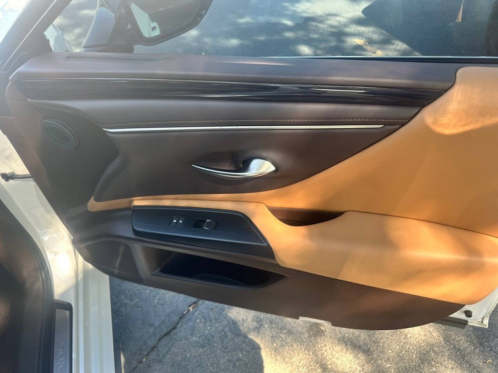 2021 Lexus ES 300 Image 24