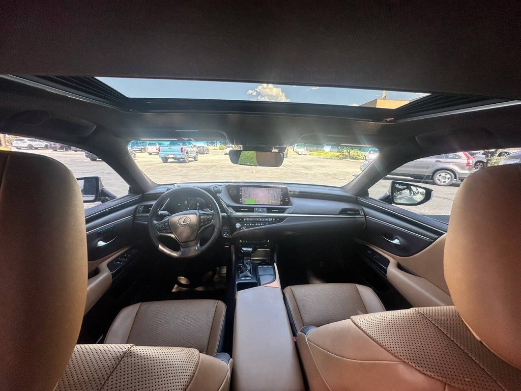 2021 Lexus ES 300 Image 21