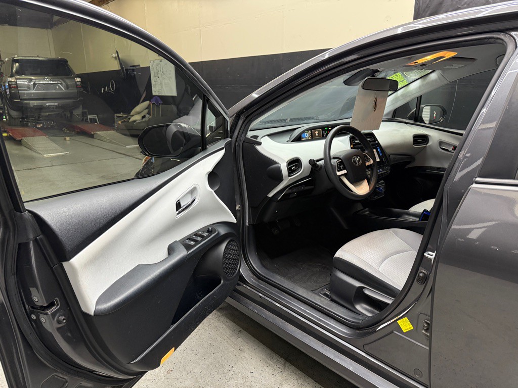 2017 Toyota Prius Image 6