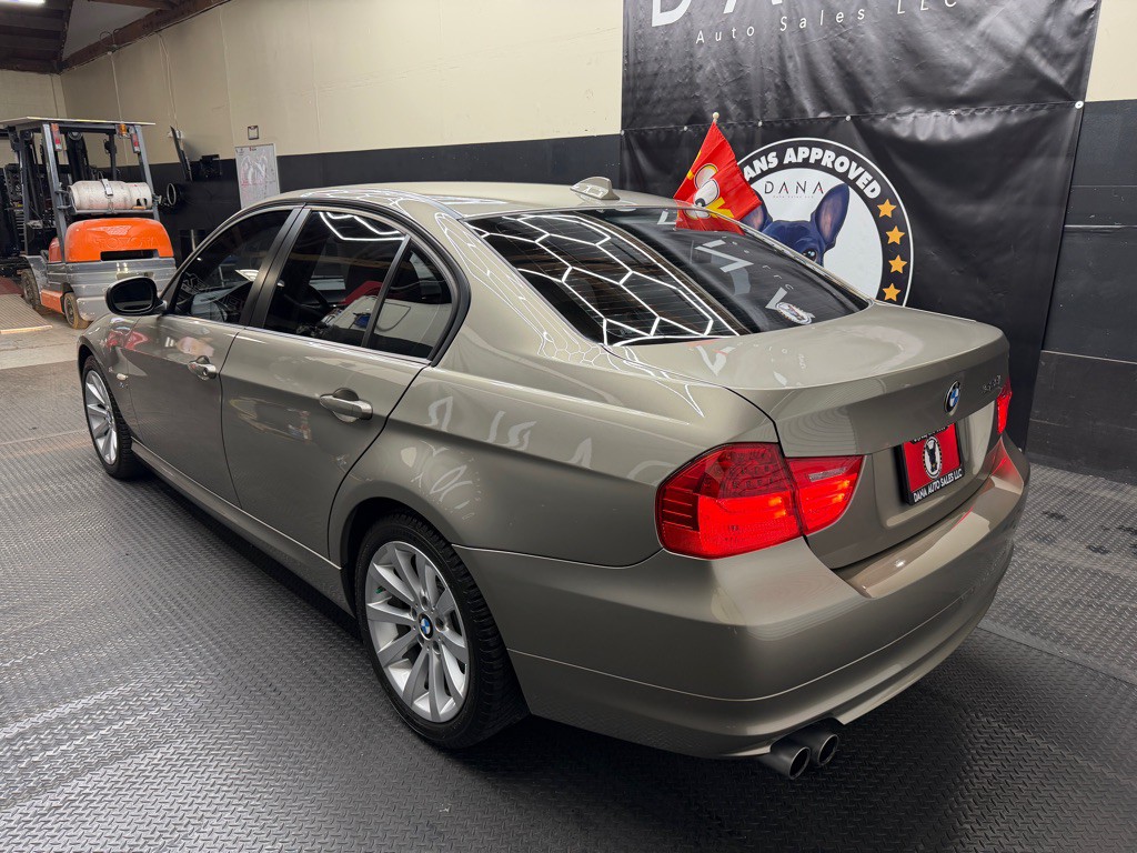 2011 BMW 3 Series Image 4